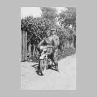 022-0565 Karpau - Hinten auf dem Motorrad, Otto Rosmaity.jpg